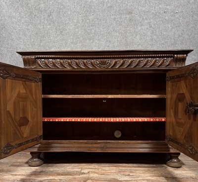 Grande buffet borgognone di epoca Luigi XIII in noce massiccio del 1650 circa