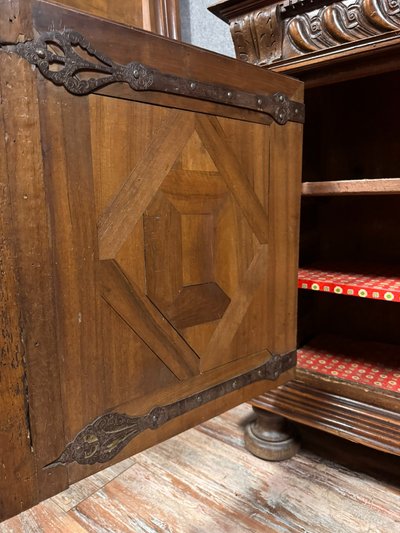 Grande buffet borgognone di epoca Luigi XIII in noce massiccio del 1650 circa