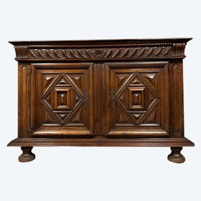 Grande buffet borgognone di epoca Luigi XIII in noce massiccio del 1650 circa