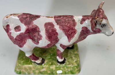 Paire de terre cuite vernissée , deux vaches sur socle