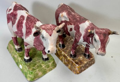 Paire de terre cuite vernissée , deux vaches sur socle