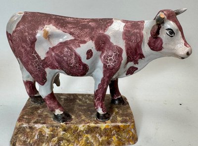 Paire de terre cuite vernissée , deux vaches sur socle