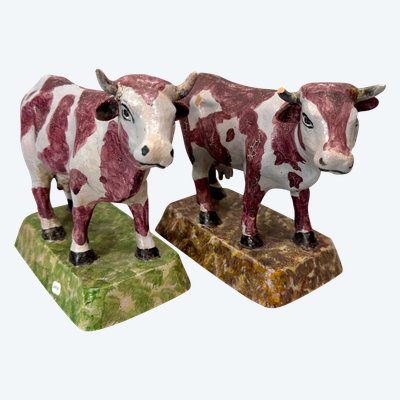 Paire de terre cuite vernissée , deux vaches sur socle