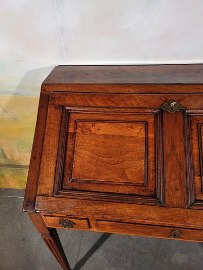 Scrivania in noce inclinata d'epoca Luigi XVI