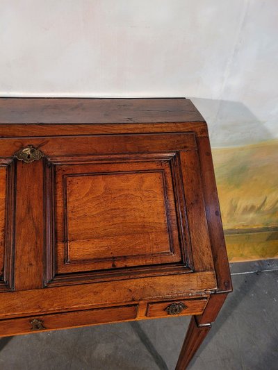 Scrivania in noce inclinata d'epoca Luigi XVI