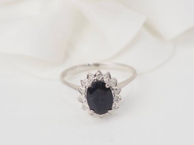 Bague marguerite en or blanc, diamants et saphir ovale