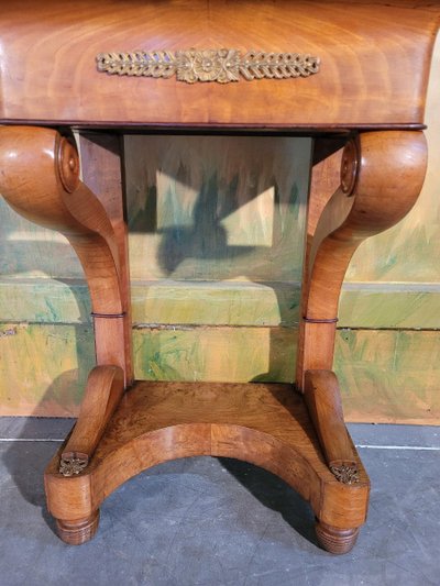 Piccola consolle d'epoca in noce, stile restauro