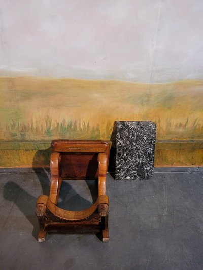 Piccola consolle d'epoca in noce, stile restauro