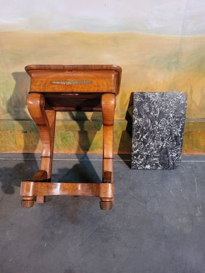 Piccola consolle d'epoca in noce, stile restauro