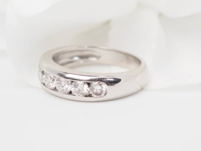 Mezza fede in oro bianco e diamanti 1,05 carati