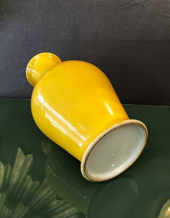 Gelbe Vase aus glasierter Keramik. China, Anfang 20.