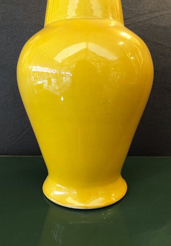 Gelbe Vase aus glasierter Keramik. China, Anfang 20.