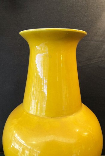 Gelbe Vase aus glasierter Keramik. China, Anfang 20.