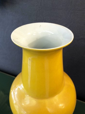 Gelbe Vase aus glasierter Keramik. China, Anfang 20.