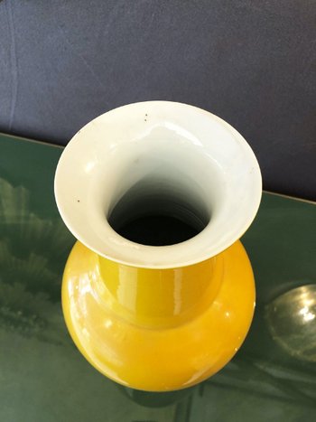 Gelbe Vase aus glasierter Keramik. China, Anfang 20.