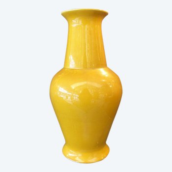 Vaso in ceramica smaltata gialla. Cina, inizio del 20° secolo