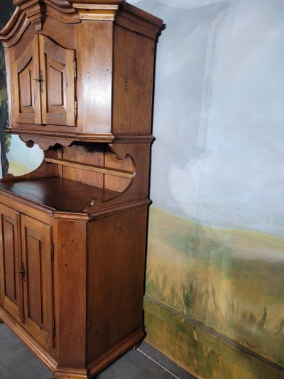 Piccola credenza a due corpi in abete di montagna