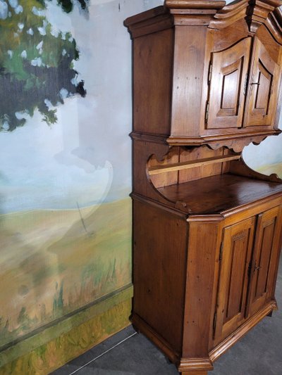 Piccola credenza a due corpi in abete di montagna