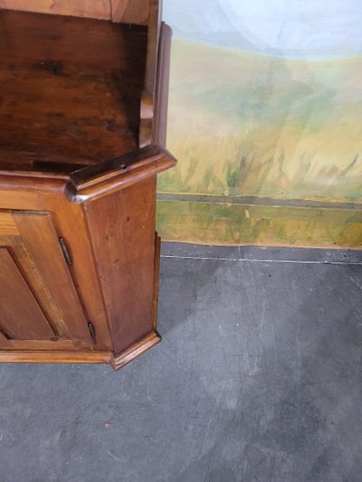 Piccola credenza a due corpi in abete di montagna
