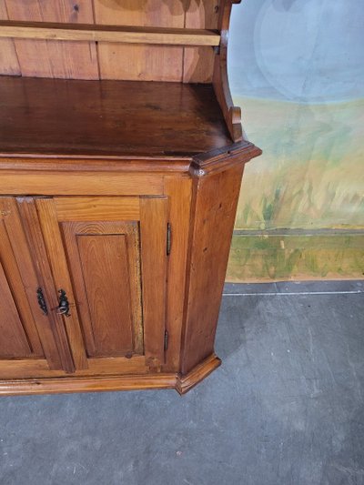 Piccola credenza a due corpi in abete di montagna