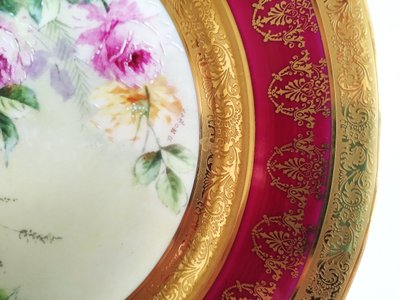 Deko-Teller oder Platte aus Limoges-Porzellan, bemalt mit Vogel-Dekor Rotkehlchen und Rosen