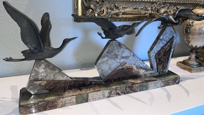ROCHARD Irenée (1906-1984)  Important Groupe Art Déco En Régule Avec 3 Cigognes  Signé  L95cm