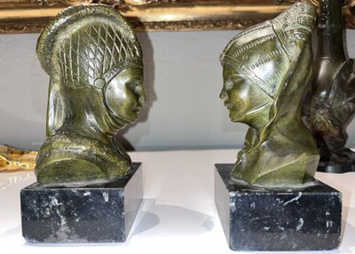 GARREAU Georges Raoul ( 1885-1955) Ein Paar Buchstützen aus Bronze mit grüner Patina Signiert