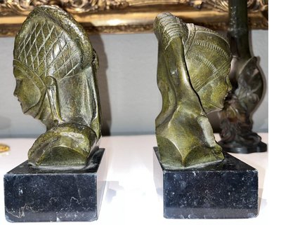 GARREAU Georges Raoul ( 1885-1955) Ein Paar Buchstützen aus Bronze mit grüner Patina Signiert
