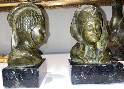 GARREAU Georges Raoul ( 1885-1955) Ein Paar Buchstützen aus Bronze mit grüner Patina Signiert