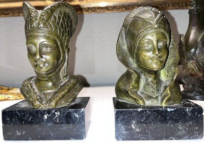 GARREAU Georges Raoul ( 1885-1955) Ein Paar Buchstützen aus Bronze mit grüner Patina Signiert