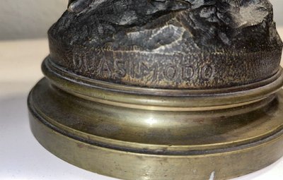 LE LIBON (XX) Statua di Quasimodo in bronzo firmata con doppia patina Altezza 33 cm