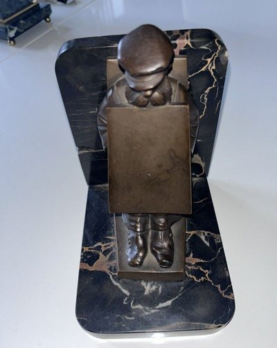 BEAL Georges ( 1884-1969) Serre-livres En Bronze à Décor De Montreur D’affiches  Signés