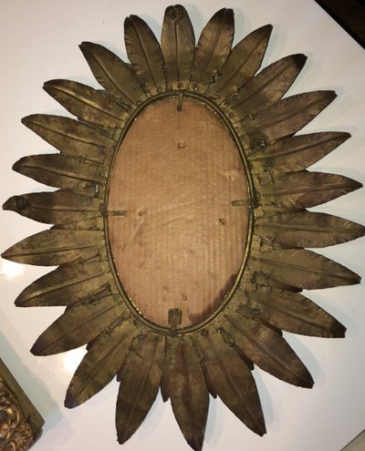 Specchio solare in metallo dorato decorato con 2 file di foglie leggermente arrotolate Stile Chaty
