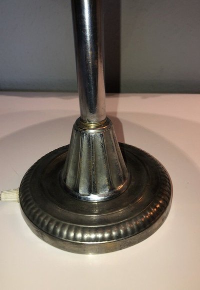 LELEU Georges Art Deco Lampe aus versilbertem Metall und satiniertem Glas mit Stufen-Dekor Signiert