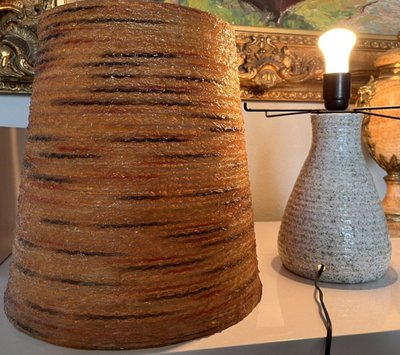 ACCOLAY Lampada in resina con cavo e base in ceramica illuminata. Vintage