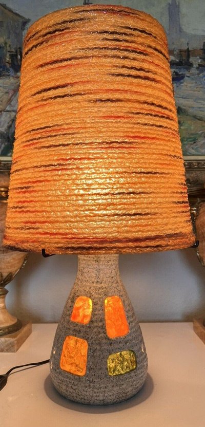 ACCOLAY Lampada in resina con cavo e base in ceramica illuminata. Vintage