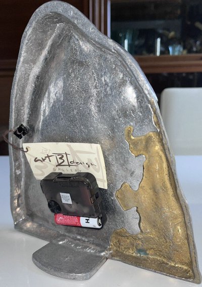 Orologio brutalista in alluminio, ottone e bronzo firmato David Marshall (1942)