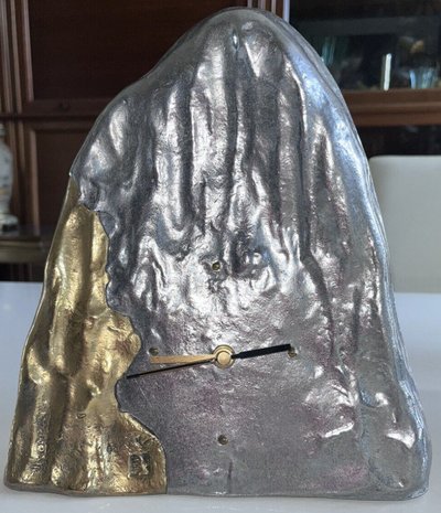Orologio brutalista in alluminio, ottone e bronzo firmato David Marshall (1942)