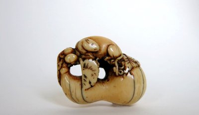 Netsuke - Rongeur Sur Une Calebasse En Ivoire. Japon Edo, 18e Siècle