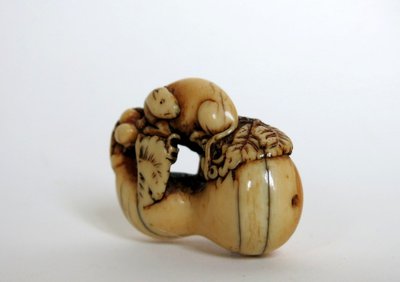 Netsuke - Rongeur Sur Une Calebasse En Ivoire. Japon Edo, 18e Siècle