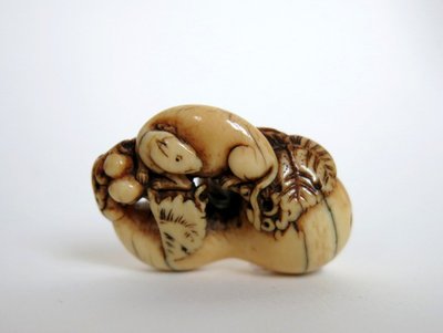 Netsuke - Rongeur Sur Une Calebasse En Ivoire. Japon Edo, 18e Siècle