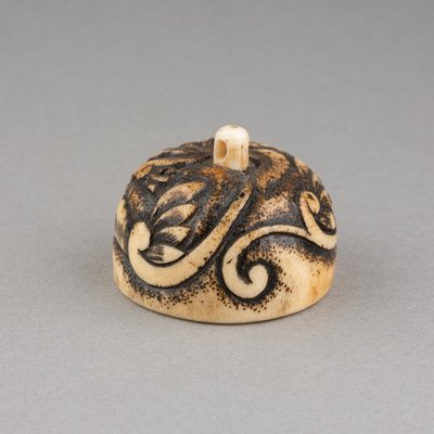 Netsuke in corno di cervo, a forma di posacenere. Giappone, tardo periodo Edo, XIX secolo