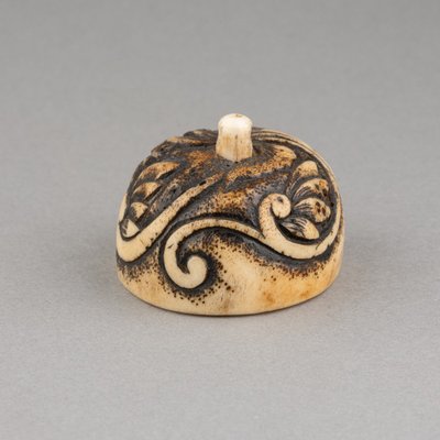 Netsuke in corno di cervo, a forma di posacenere. Giappone, tardo periodo Edo, XIX secolo