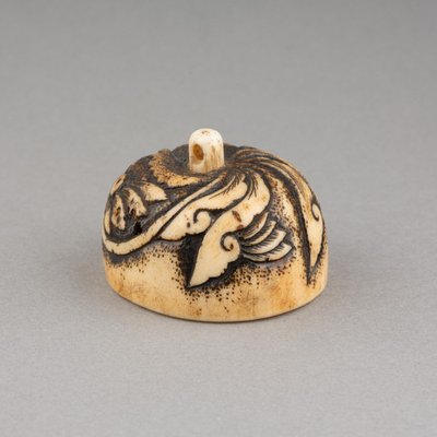 Netsuke in corno di cervo, a forma di posacenere. Giappone, tardo periodo Edo, XIX secolo