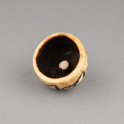 Netsuke in corno di cervo, a forma di posacenere. Giappone, tardo periodo Edo, XIX secolo