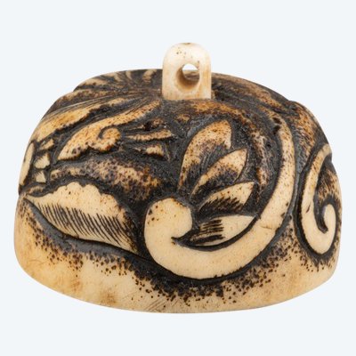 Netsuke in corno di cervo, a forma di posacenere. Giappone, tardo periodo Edo, XIX secolo