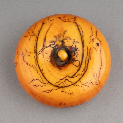 Netsuke – Grande modello in avorio tipo Manju raffigurante Tame-tomo e il lupo. Edo, Giappone, XIX secolo