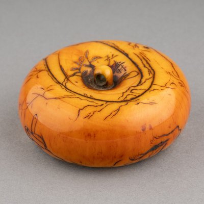 Netsuke – Grande modello in avorio tipo Manju raffigurante Tame-tomo e il lupo. Edo, Giappone, XIX secolo