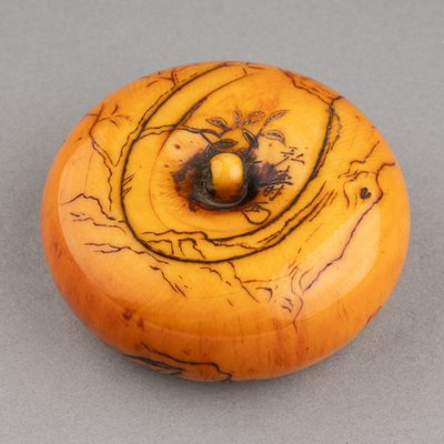 Netsuke – Grande modello in avorio tipo Manju raffigurante Tame-tomo e il lupo. Edo, Giappone, XIX secolo