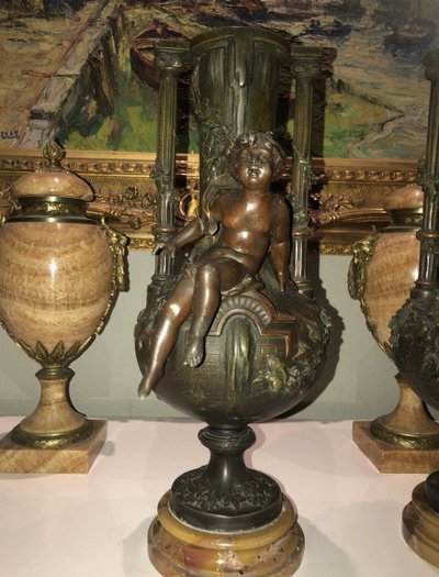 MOREAU L&f . Paire De Grands Vases En Régule, Décor En Ronde-bosse De Chérubins  Signés